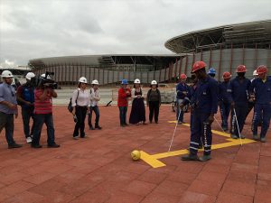 Filmagem da Globo no Parque Olímpico da sensibilização - operários usando vendas e experimentando piso tátil.