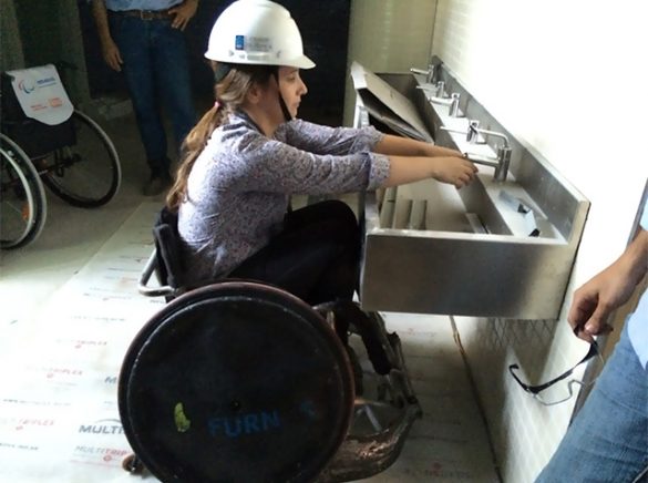 Teste de obra utilizando cadeira de rodas.
